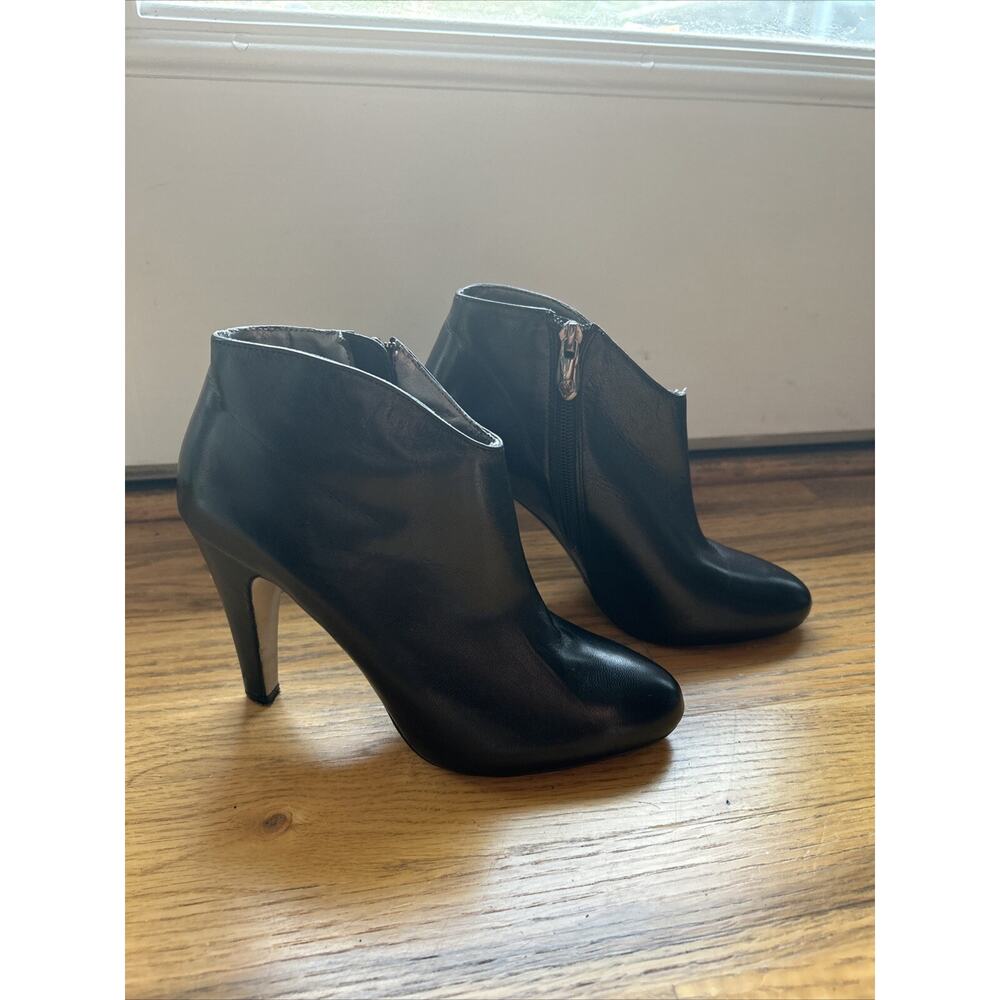 NEW Adrienne Vittadini Womens Ankle Boots Black Fine Leather Zip Size 6